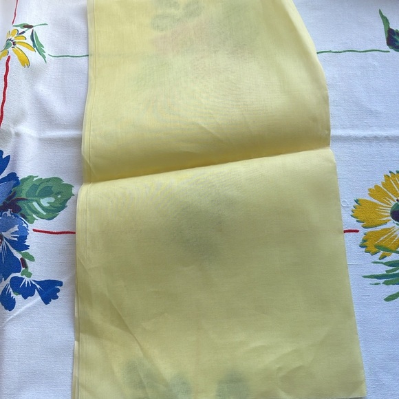 Vintage organdy (ca 1950's), yellow fabric, 36" wide, 17" long - Picture 2 of 4